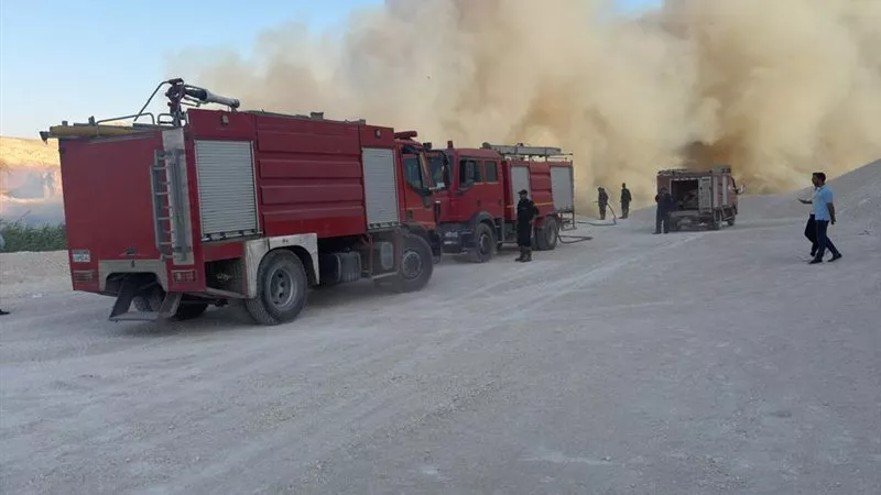 السيطرة على حريق هائل بمنطقة مخلفات الصرف الصحي بجبل الطير بسمالوط