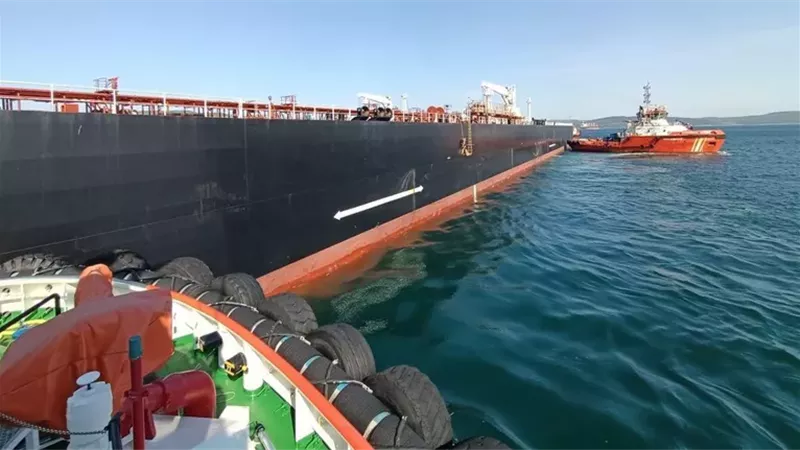 تركيا تُغلق مضيق الدردنيل بسبب جنوح سفينة ضخمة
