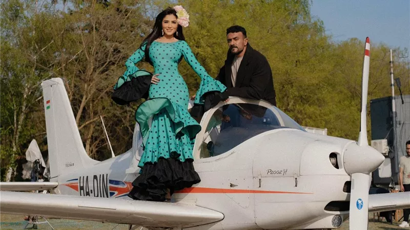 أحمد العوضي ومي عمر يروجان لـ«شمشون ودليلة» بطائرة خاصة