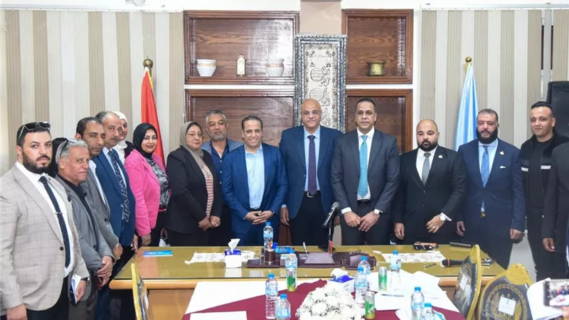 محافظ الإسكندرية يلتقي أهالي العامرية وبرج العرب لإنهاء أزمات المرافق