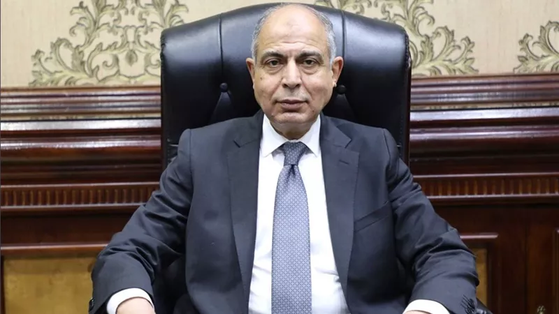 محافظ المنيا يشيد بجهود تحسين أوضاع العمال ورعايتهم