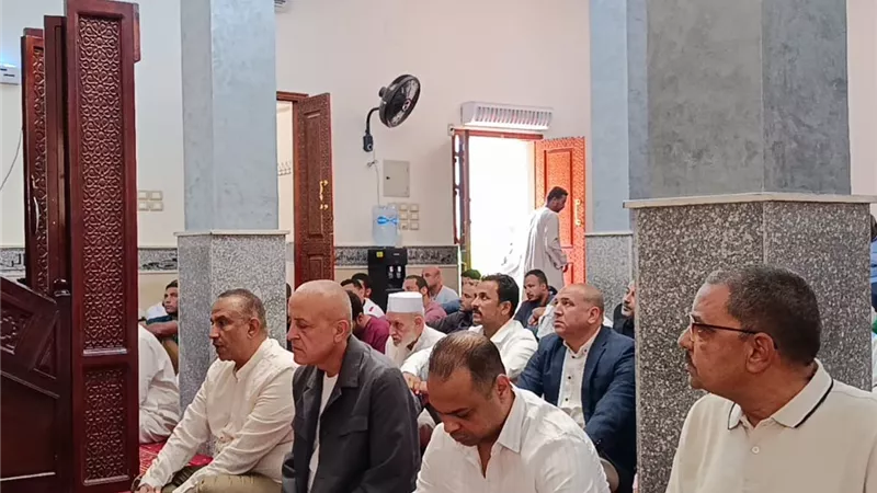 محافظ الأقصر يؤدي صلاة الجمعة بمسجد مياه الشرب بالعوامية