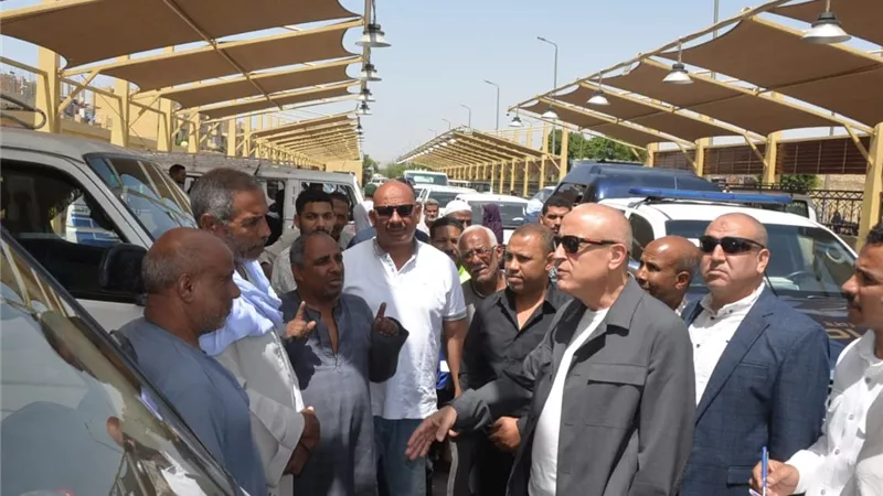 محافظ الأقصر يجري جولة ميدانية بشوارع المدينة عقب صلاة الجمعة