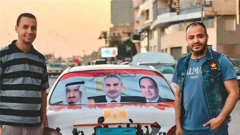 سفير الخير.. أحمد يخدم مرضى بني سويف بسيارته مجانًا 
