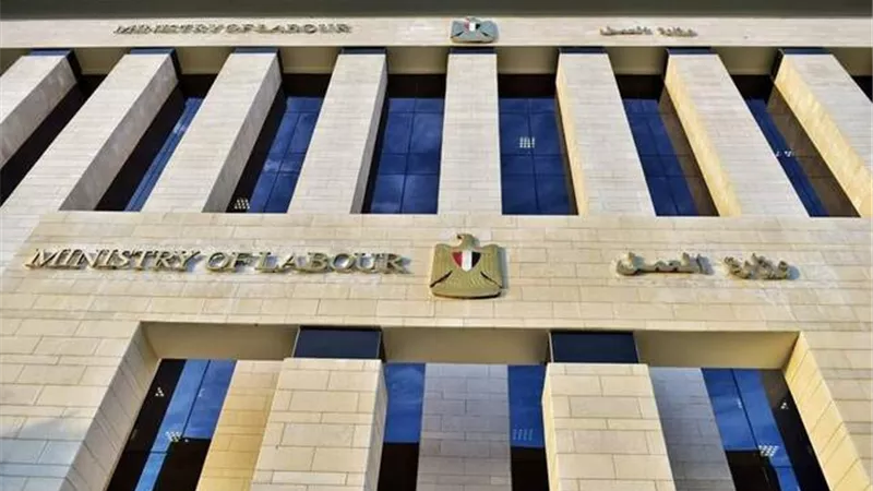العمل تحذر المواطنين من محاولات النصب بإسم منح العمالة غير المنتظمة