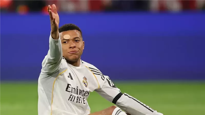 خلافات تضرب ريال مدريد.. قرار مبابي يشعل أزمة جديدة بغرفة الملابس