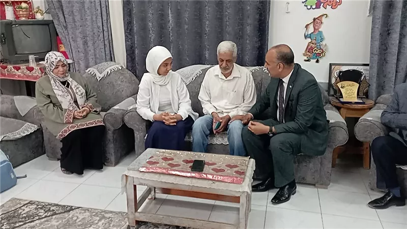  يكحلها عماها