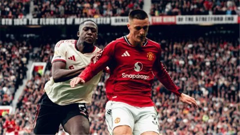في غياب محمد صلاح.. مانشستر يونايتد يتقدم على ليفربول بثنائية 