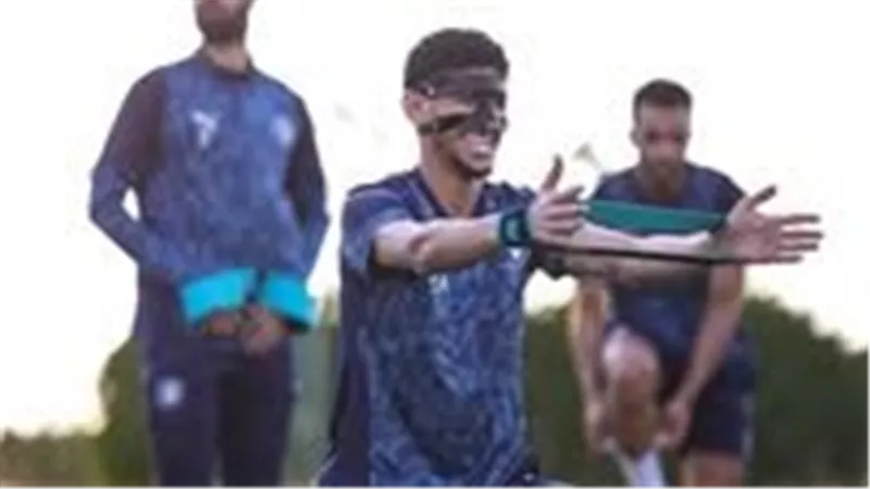 قناع واقي بدل الدعامات.. عودة أحمد عاطف قطة للتدريبات