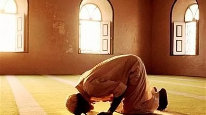 حكم تأخير الصلاة أثناء الدراسة والعمل.. دار الإفتاء تحسم الجدل 