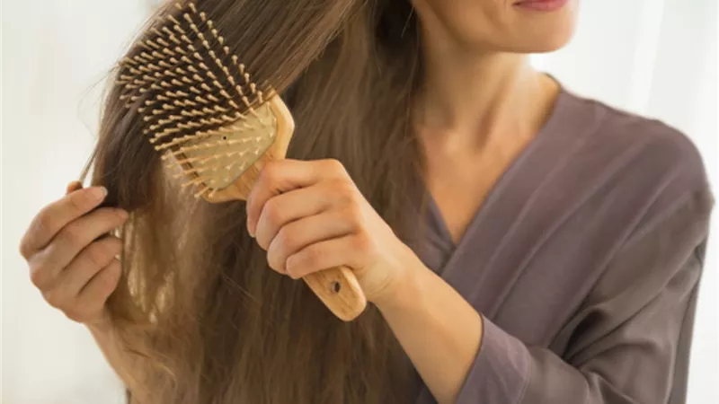 خطوات إصلاح الشعر التالف بعد الصيف
