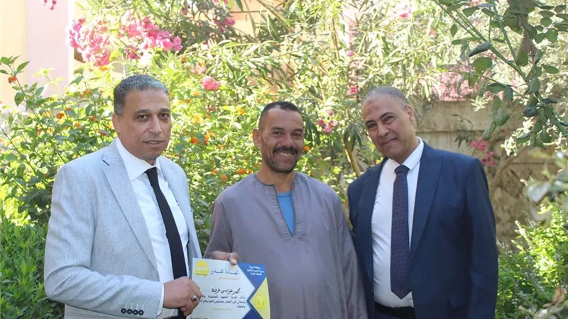 مدير تعليم الجيزة يكرم عاملا بشهادة تقدير ورق.. حول حديقة المدرسة إلى لوحة