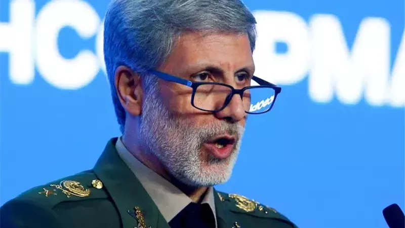 قائد الجيش الإيراني: أمن مضيق هرمز «خط أحمر» لا يمكن تجاوزه