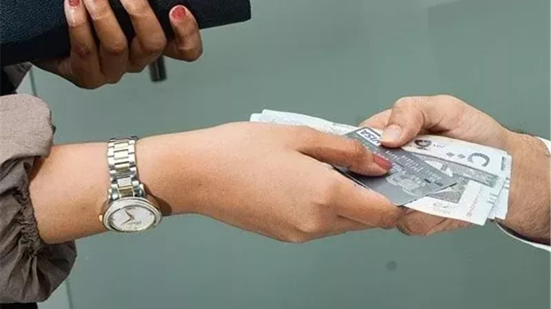 هل الزوجة العاملة مطالبة بالمشاركة في مصروف البيت؟.. أمين الفتوى يجيب