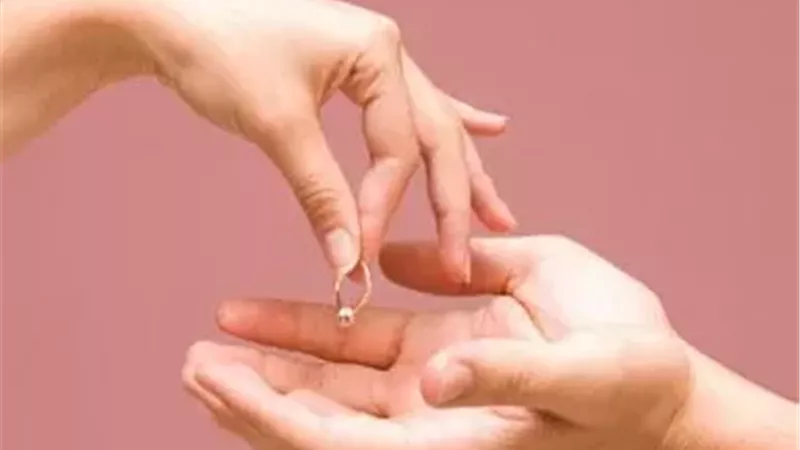 ما حكم المهر والهدايا عند فسخ الخطبة.. أمين الفتوى يجيب