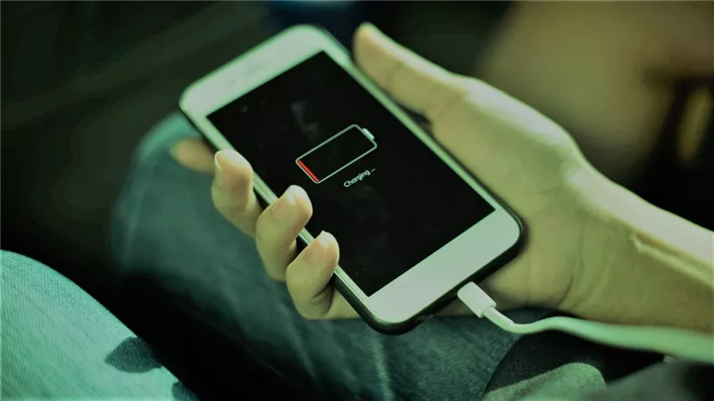 طريقة شحن هاتفك باستخدام هاتف آخر 