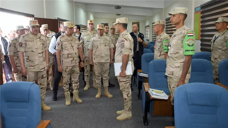 وزير الدفاع يتفقد إحدى وحدات التدريب الأساسى بالقوات المسلحة