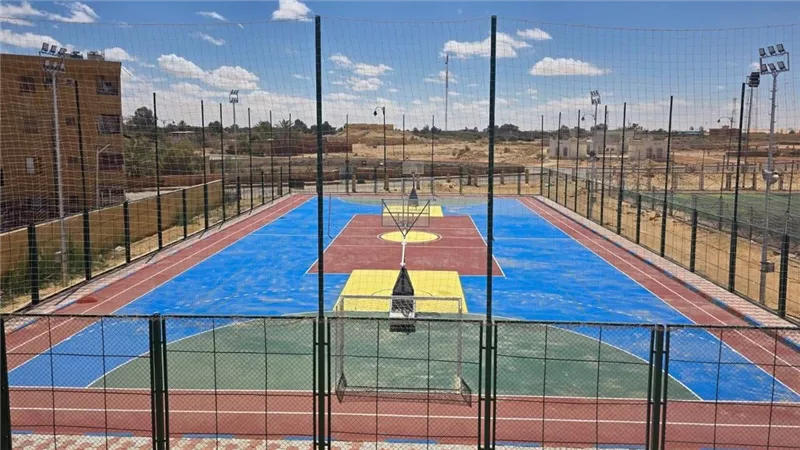 إنشاء ملعب أكريليك بمركز شباب سيوة ضمن تطوير البنية الرياضية بمطروح