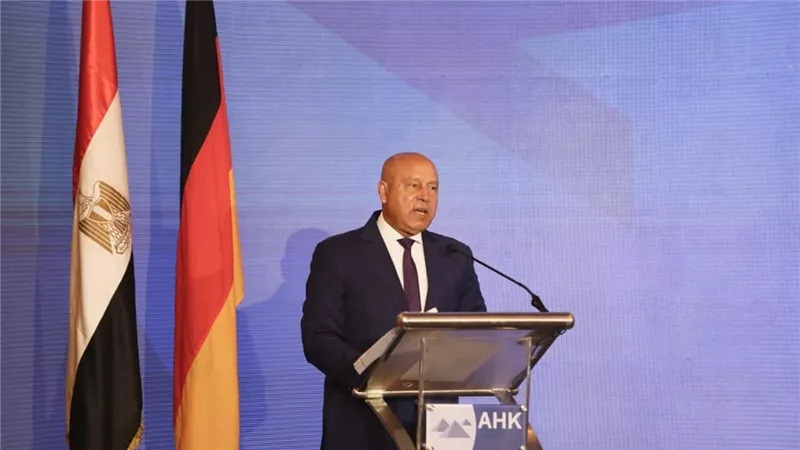 كامل الوزير: بناء منظومة نقل ولوجستيات متكاملة لتواكب المتغيرات العالمية