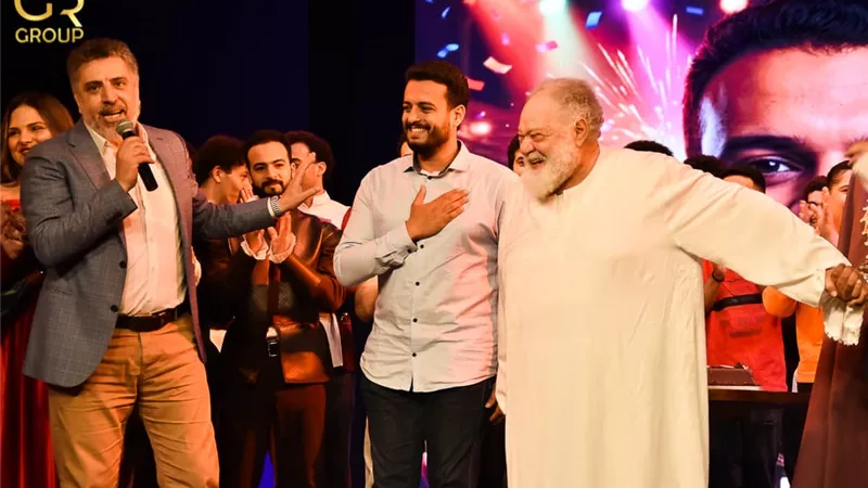 يحيى الفخراني يحتفل بعيد ميلاد مخرج  مسرحية «الملك لير» على خشبة القومي