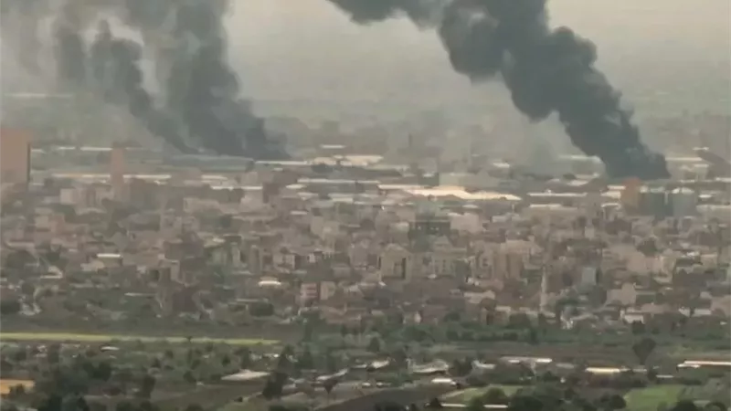 بعد استهداف مطار الخرطوم.. أمريكا تدعو مواطنيها للبقاء في الملاجئ