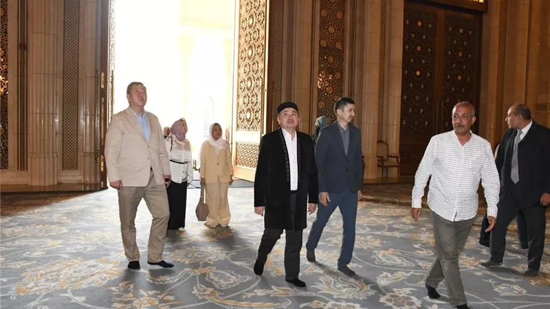 وفد كازاخستاني يزور جامع الحسين ومسجد مصر بالعاصمة الجديدة | صور