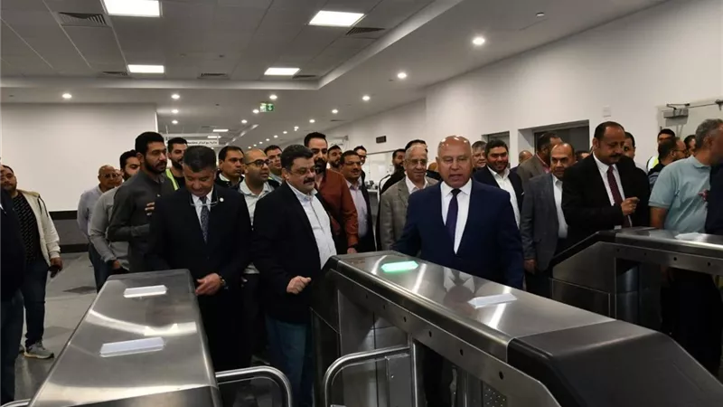 دفع قيمة التذكرة.. تفاصيل جولة وزير النقل في مونوريل شرق النيل| صور