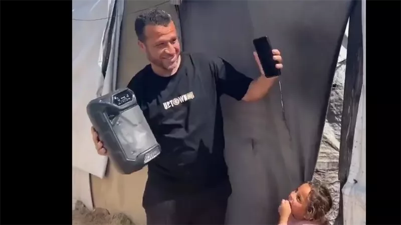 من داخل مخيمات غزة.. مشجع زملكاوي يحتفل بالفوز وسط الظروف القاسية|فيديو