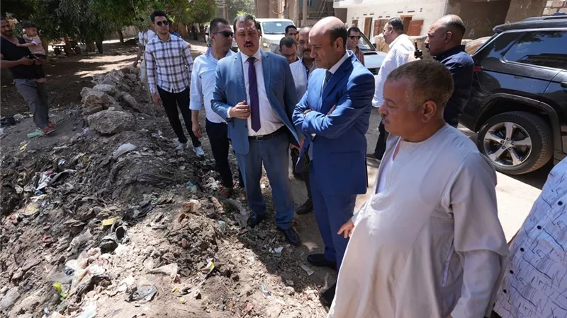 محافظ أسيوط يصطحب مواطنًا بسيارته لموقع شكواه ويحيل رئيس القرية للتحقيق