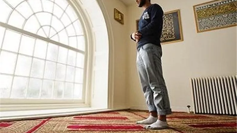 لماذا لا تنهى الصلاة بعض المصلين عن الفحشاء والمنكر؟ أمين الفتوى يجيب 