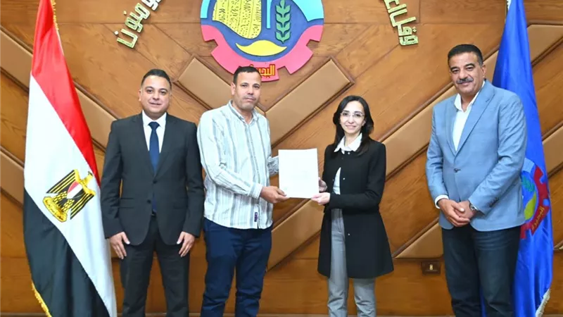 محافظ البحيرة تسلّم عقود تقنين أوضاع اليد على أراضي أملاك الدولة