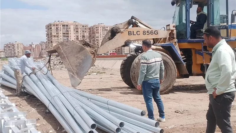 محافظ كفرالشيخ يتابع أعمال تركيب 63 عمود إنارة ضمن مبادرة 