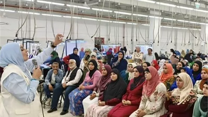 بعروض فنية ومحاضرات توعوية.. «ثقافة الفيوم» تحتفي بعيد العمال|صور 