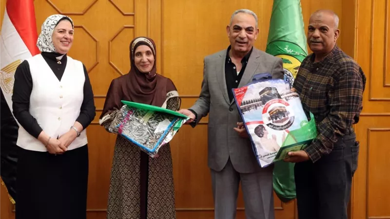 محافظ الإسماعيلية يستقبل حجاج قرعة الجمعيات الأهلية