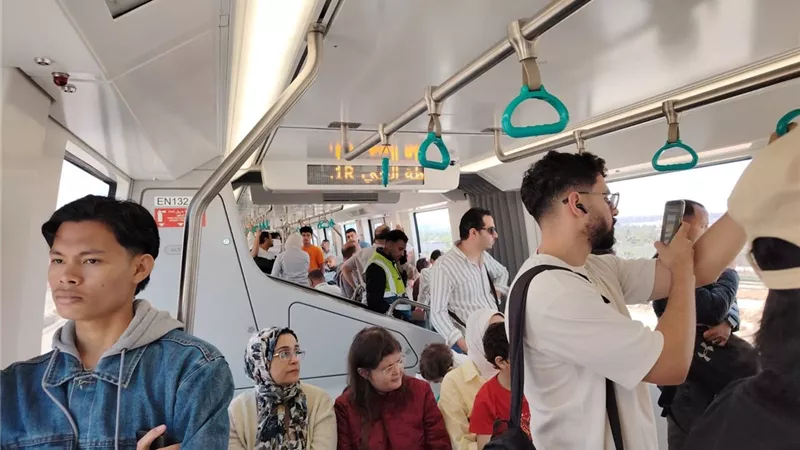 بالصور.. إقبال المواطنين على مونوريل شرق النيل في اليوم الثالث من تشغيله