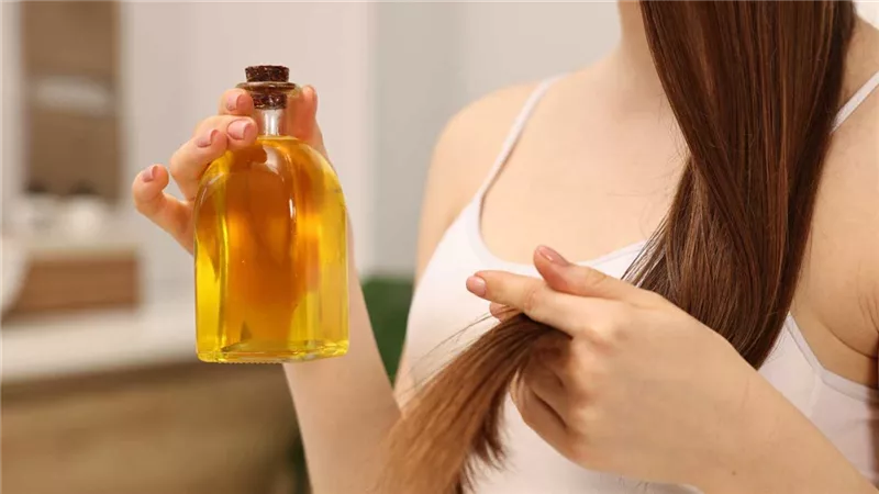 تعرف على فوائد زيت اللوز وجوز الهند للشعر 