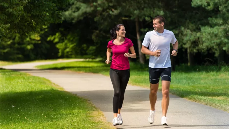 إشارات تدل على أنك لا تتحرك بما يكفي.. الإمساك الأبرز