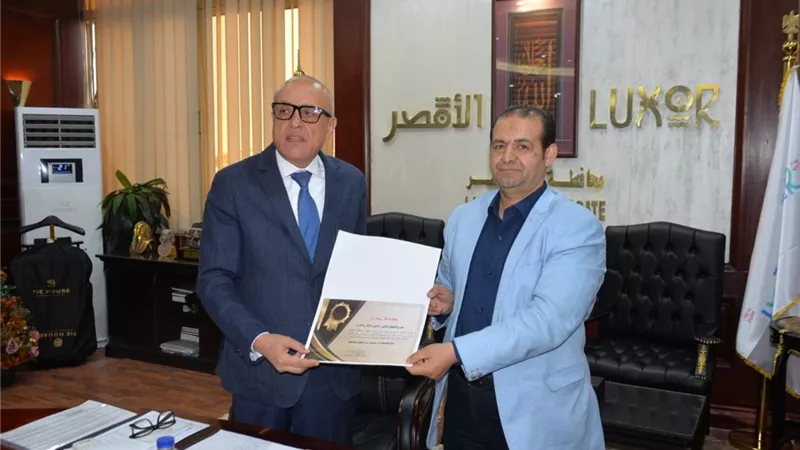 محافظ الأقصر يكرم وكيل وزارة العمل تقديراً لجهوده خلال فترة عمله بالمحافظة
