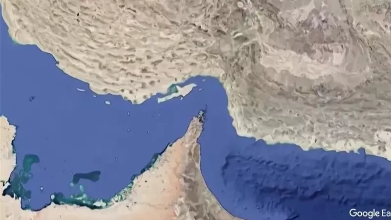 وكالة فارس: اشتباكات في مضيق هرمز وتعطيل سفن متجهة إلى إيران