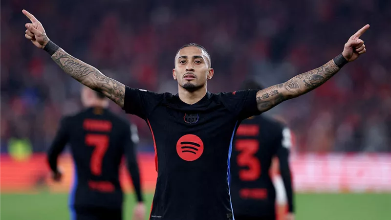 رافينيا يرد على شائعات الرحيل: الناس لا ترغب في بقائي مع برشلونة