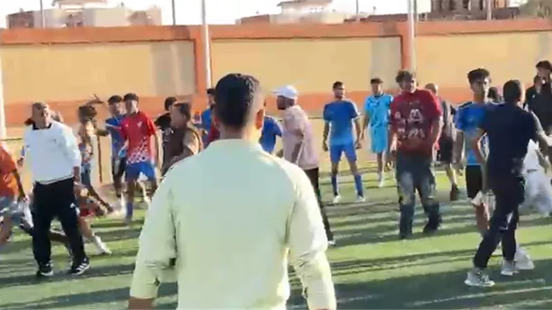 ليلة سقوط الروح الرياضية.. مشاجرة طاحنة بين لاعبي المدينة المنورة والتجمع