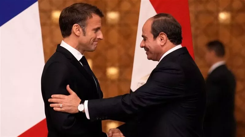 الرئيس عبد الفتاح السيسي يستقبل نظيره الفرنسي ماكرون في برج العرب