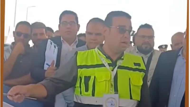 انفعال وزير النقل خلال جولة تشغيل تجريبي بمحور ديروط .. لهذا السبب|فيديو 