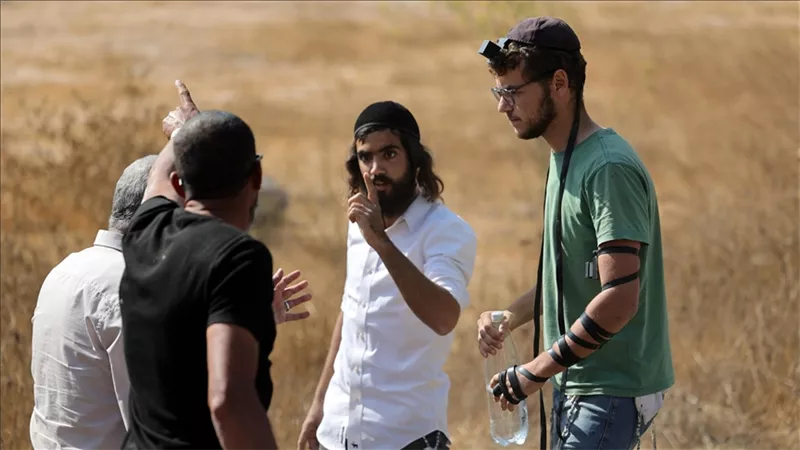 مستوطنون إسرائيليون يجبرون فلسطينيين على استخراج جثة والدهم بعد دفنه بيوم 
