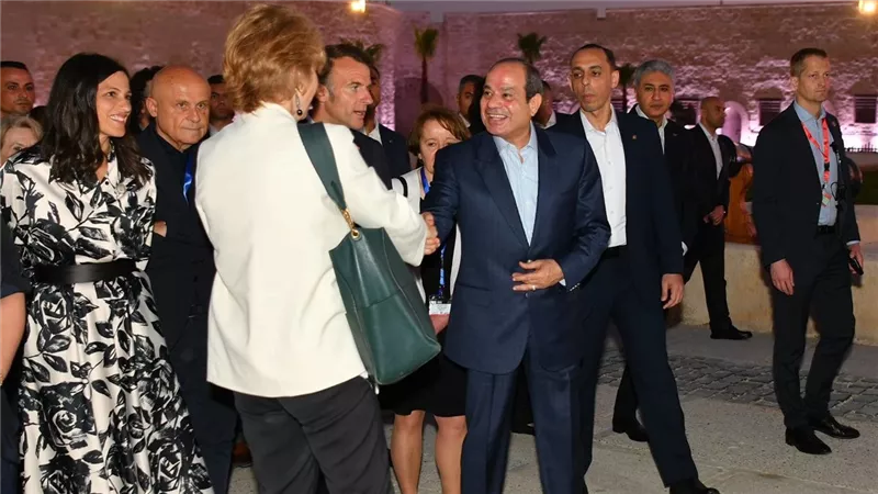 بالفيديو والصور| الرئيس السيسي ونظيره الفرنسي في جولة تفقدية بالإسكندرية
