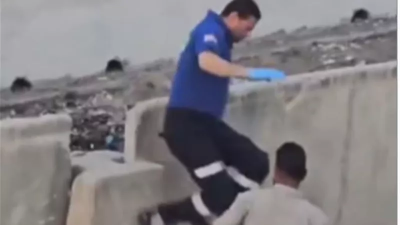 بطولة ميدانية توثقها الكاميرا… مسعف مصري ينقذ مصاب في حادث أمام النوبارية