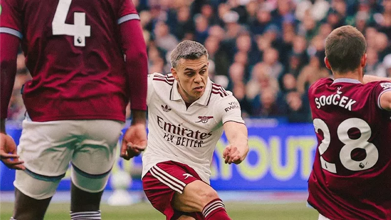 آرسنال يقترب من التتوُيج ببطولة الدوري الإنجليزي بفوز صعب أمام وست هام 