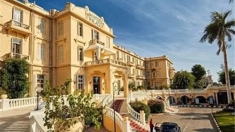 مرشد سياحي يشعل الجدل داخل أحد معالم الأقصر التاريخية