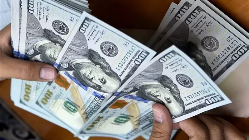 الدولار يتراجع بعد بلوغ أعلى مستوى في شهرين وسط تفاؤل بتهدئة التوترات