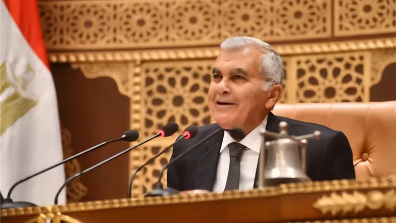 الشيوخ يستعرض خطط الحكومة في التعليم والطيران ومكافحة الغش